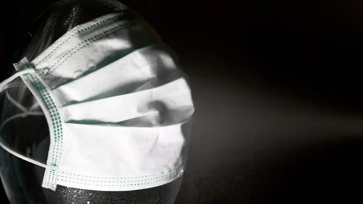 ABD0010_20200331 - SALZBURG - ÖSTERREICH: ++ THEMENBILD ++  lllustration zum Mund-Nasen-Schutz (MNS) am Dienstag. 31. März, 2020. Sprühnebel trift auf eine MNS-Maske ein. Künftig ist das Einkaufen in Supermärkten nur mehr mit Schutzmasken erlaubt. - FOTO: APA/BARBARA GINDL