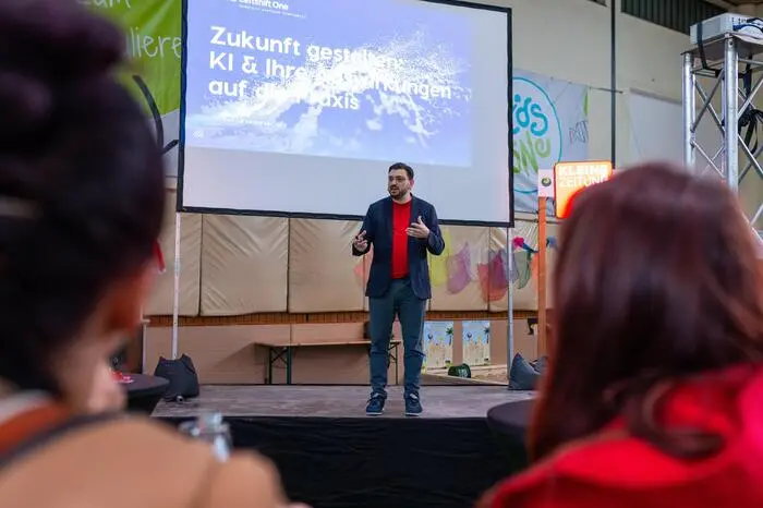 In ihrer aktuellen Form, die etwa in Form von Chat-GPT einen Hype erlebt, handle es sich um Programme, die unser Leben erleichtern. „Vor allem in gleichbleibenden, repetitiven Handlungen ist die KI unschlagbar. Und da wird und kann sie uns all jene administrativen Arbeiten übernehmen, die wir im Arbeitsalltag ohnehin nicht gerne machen“, meinte Ratheiser.

