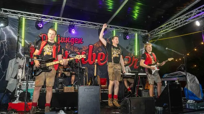 Die Freiwillige Feuerwehr Judendorf unter Kommandant Herbert Laber lud am vergangenen Wochenende zum traditionellen Sommerfest in den Zillergarten. Trotz des Regens herrschte am Samstag bei den zahlreichen Gästen ausgelassene Stimmung. Für die passende Musik sorgten die „Jungen Wernberger“. Einige Besucher ließen sich vom Wetter nicht bremsen und bauten sich kurzerhand aus Bierbänken und Tischen ein Dach, um ungestört weiterfeiern zu können. So wurde der Zillergarten auch bei Regen zur gut gefüllten Festzone.