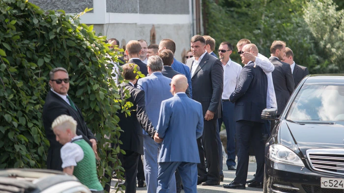 Der russische Präsident Wladimir Putin ist am Samstag um 14.08 Uhr bei der Hochzeitsgesellschaft von Außenministerin Karin Kneissl (FPÖ) in der Südsteiermark angekommen.