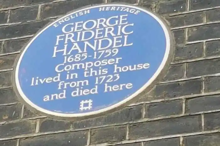 Die Zeitdifferenz war aber nicht zu überwinden: Jimi Hendrix lebte 200 Jahre nach Georg Friedrich Händel in der Brook Street (23 bis 25).