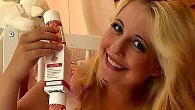 Iva Schell posiert auf Facebook