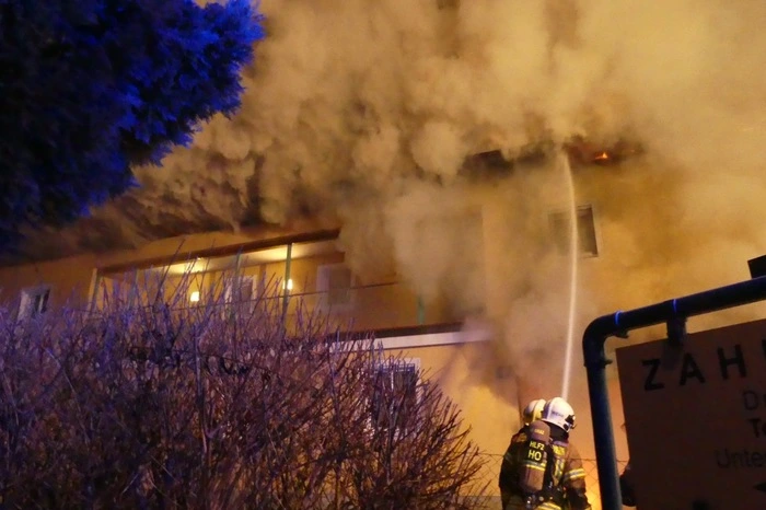 Durch den raschen Einsatz der Berufsfeuerwehr konnte das Feuer eingedämmt und eine Brandausbreitung verhindert werden.