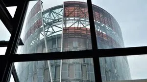 Blick auf den Science Tower aus der Helmut-List-Halle: Die "Grätzel-Zellen" oder auch Farbstoffsolarzellen sind deutlich zu sehen