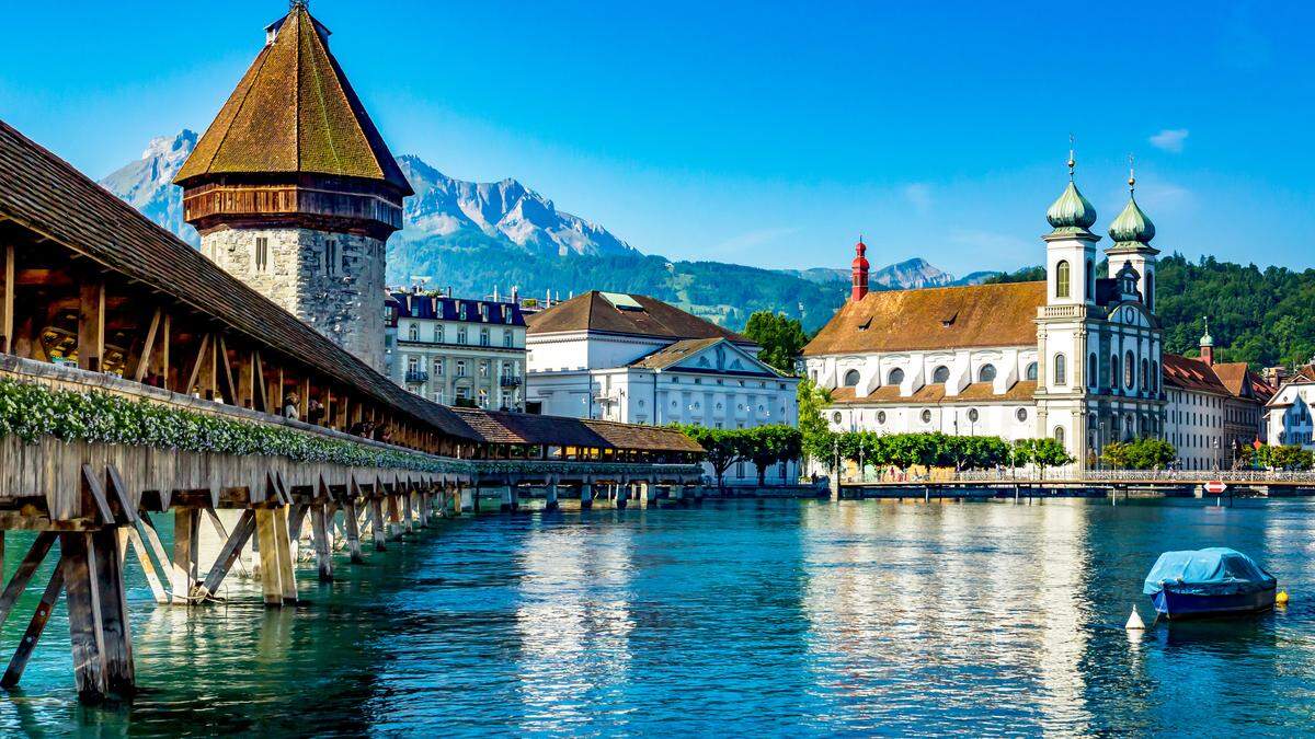 Die Kapellbrücke mit dem Wasserturm ist das Wahrzeichen von Luzern 
