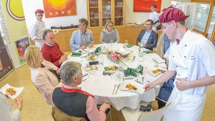 Schüler und Schülerinnen der HLW Spittal haben die eingereichten Rezepte gekocht und der Jury aufgetischt.