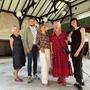 V.l.: Brigitte Bidovec, Bürgermeister Thomas Rauninger, Gerhild Illmaier, Ona B. und Fiona Tatschl präsentierten das Kunstprogramm für 2024