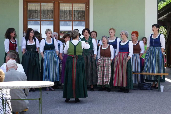 Der Frauenchor Thörl gestaltete den Gottesdienst mit und bereitete auch für Rot-Kreuz-Ortsstellenleiter Siegfried Scrittwieser, der auch Präsident des Chores ist, eine Überraschung vor: Ein Ständchen zu seinem Geburtstag am Sonntag.