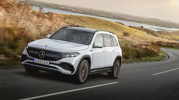 Mercedes lädt seine Kompaktklasse auf: Nachdem der GLA bereits zum EQA mutiert ist, zieht jetzt auch das siebensitzige SUV GLB nach. Logischerweise als EQB.