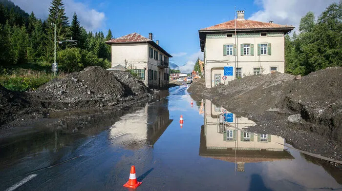 Zwar ist die Straße wieder einspurig befahrbar, die Aufräumarbeiten dauern aber noch an