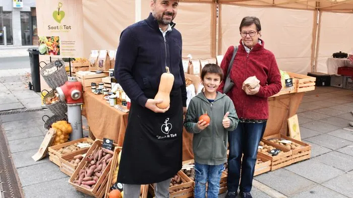 Bis zu 20 Kartoffelsorten baut Bio-Landwirt Marian Tomažej (1. von links) auf seinem Hof an