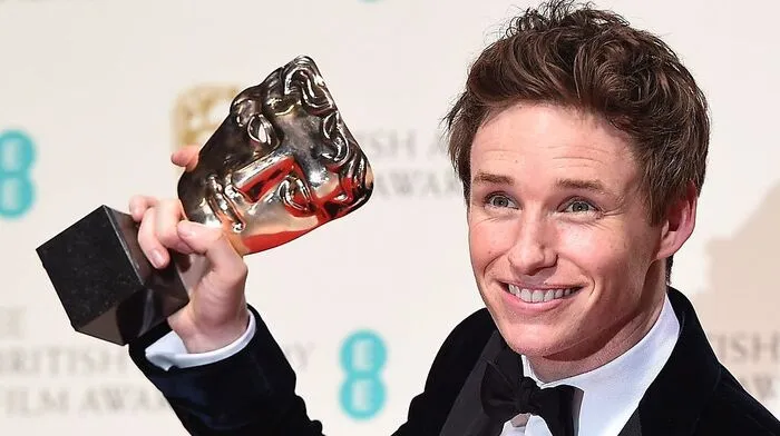 Eddie Redmayne mit seinem Bafta-Award