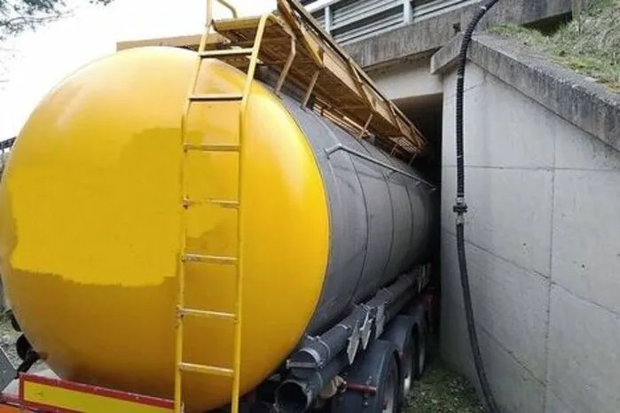 Weil sich der Fahrer eines Tankfahrzeugs verschätzte, blieb der LKW in einer Kindberger Unterführung stecken. Die Feuerwehr rückte aus. Mehr dazu.