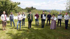 Die anwesenden Gebietssieger mit Ehrengästen bei der Preisverleihung im Übersbacher Weingut Hutterer
