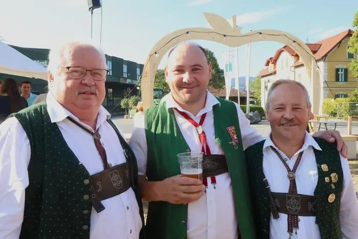 Anschließend feierten die Gäste wieder im Zelt neben dem Obstlager in Puch.