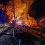 Das Feuer war kilometerweit zu sehen, das Haus bereits in Vollbrand, als die Feuerwehr eintraf