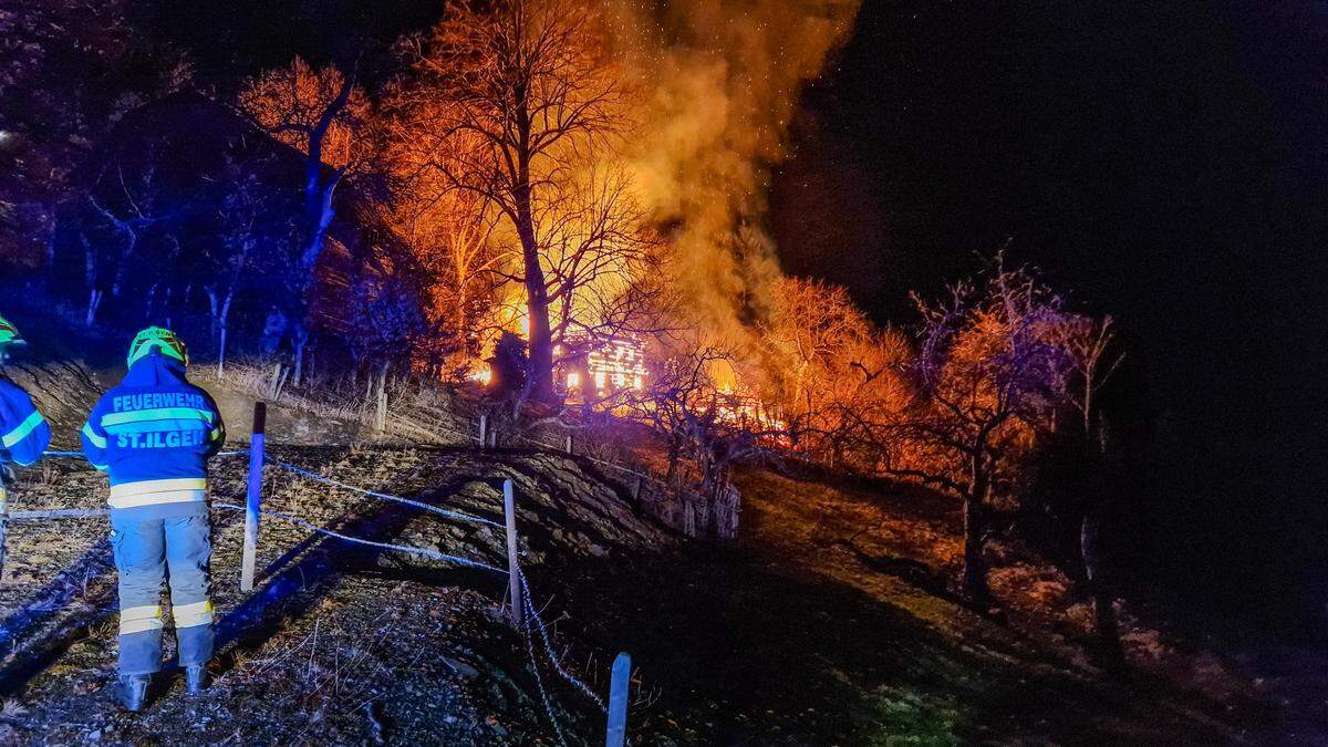 Das Feuer war kilometerweit zu sehen, das Haus bereits in Vollbrand, als die Feuerwehr eintraf