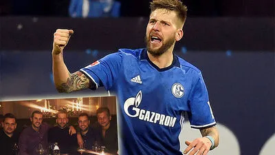 Kann Guido Burgstaller auch wieder gegen Werder Bremen jubeln? Männerrunden sind beim Heimatbesuch Pflicht: Burgstaller (Mitte) mit Dean Pomorisac (Zweiter v. l.) und  Alex Grünwald (r.) 
