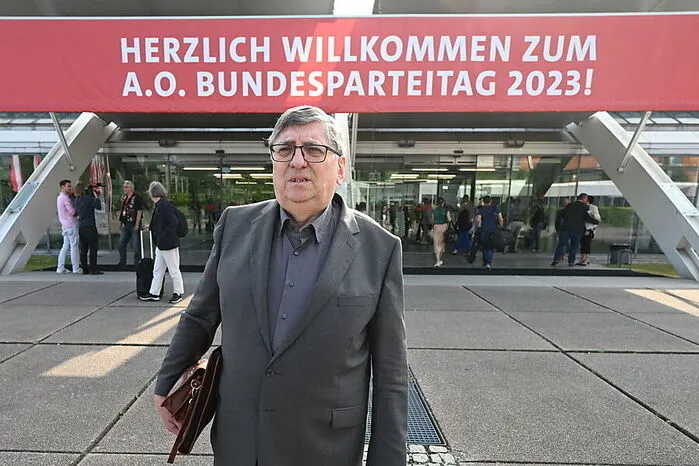 "Ich bin 400 Kilometer hierhergefahren und jetzt fahre ich wieder nach Hause. So geht die SPÖ mit Parteimitgliedern um, die seit 52 Jahren Parteimitglied sind." – Musste beim Sonderparteitag in Linz draußen bleiben: Berthold Felber, der dritte Kandidat für den SPÖ-Parteivorsitz.