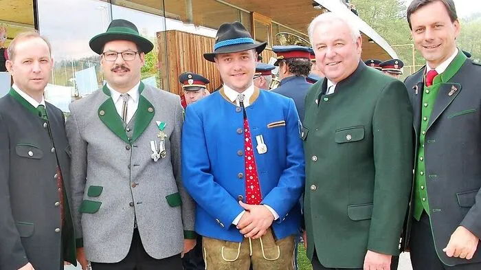 Josef Neuhold (Bpürgermeister Weinitzen), Johann Kollegger (Graz-Nord-Bezirksobmann), Roman Großschädl (Obmann des Musikvereins-Weinitzen) Landeshautpmann Hermann Schützenhöfer und Nationalratsabgeorndeter Ernst Gödl