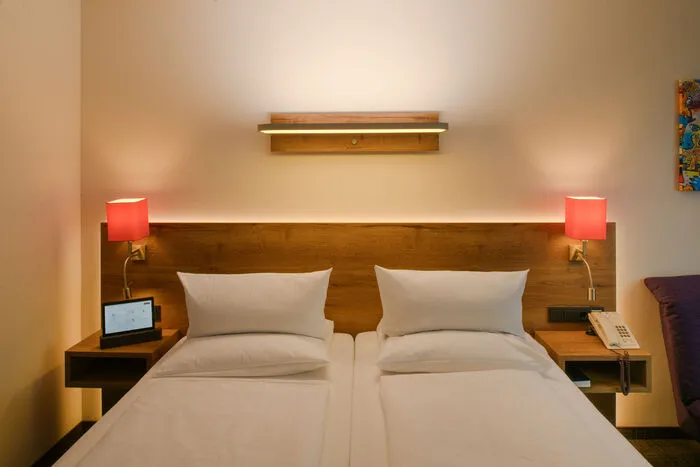  Das Zeitgeber-System in den Biorhythmuszimmern des Vivea Gesundheitshotels Bad Bleiberg ist über dem Kopfende des Bettes installiert 