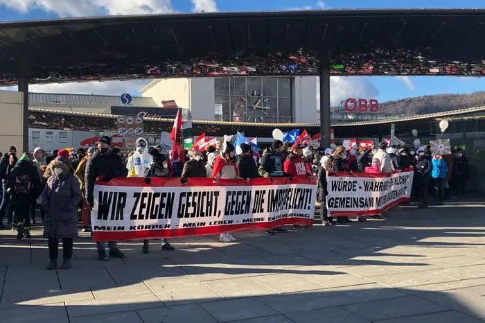Geeint durch die Ablehnung der Impfpflicht marschierten sie durch die Innenstadt