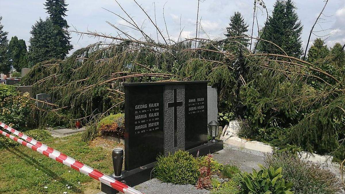Gräber und Teile der Friedhofsmauer des St.-Peter-Ortsfriedhofs wurden durch den Sturm beschädigt