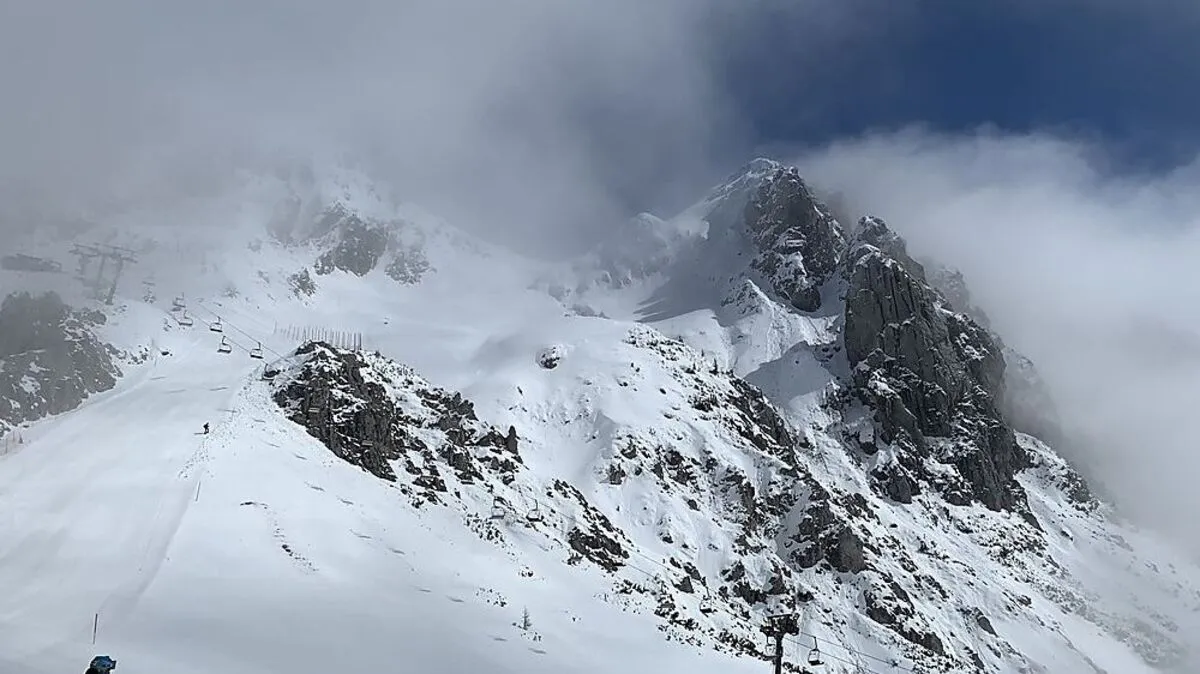 Über dem Gartnerkofel lichtet sich der Nebel um eine Kärntner Bergbahn-Lösung