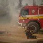 Ein Feuerwehrmann aus der Slowakei kühlt sich kurz bei seinem Einsatz in Griechenland ab