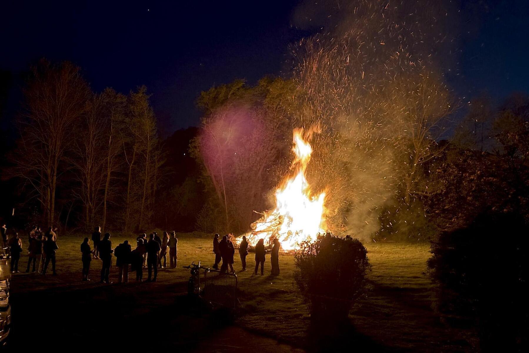 Dose bei Osterfeuer explodiert: 30-Jähriger verletzt
