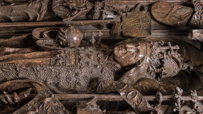 Das Ergebnis der langjährigen Analyse der Bilder und Proben ist für die an dem Projekt beteiligten Forscher aus historischer Sicht als "Sensation" zu werten. Es handelt sich tatsächlich um das letzte unangetastete Kaisergrab Europas - inklusive Krone und feinstem Tuch.