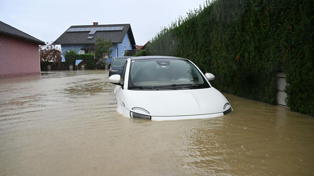 Land unter: Schon geringe Wassermengen können schwere Schäden  am Auto verursachen