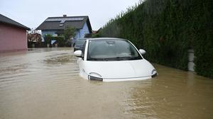 Land unter: Schon geringe Wassermengen können schwere Schäden  am Auto verursachen