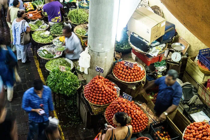 Das geschäftige Treiben auf den zahlreichen Märkten von Port Louis ist unvergesslich. Der central market ist der bekannteste, aber auch touristischste Markt der Stadt. Es lohnt aber auf jeden Fall auch ein Besuch der kleineren (und viel billigeren) Märkte.
