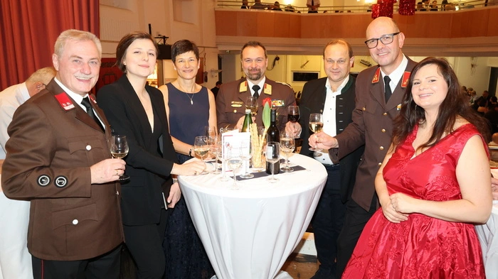 Rudi Riedl, Laura Zirngast, Henriette Riedl, OBR Volker Hanny, Bürgermeister Klaus Strein, HBI Paul Maier und Renate Rieder-Zenz zählten zu den Ballgästen.