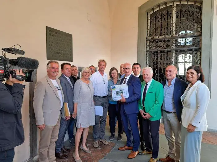 Bei der Übergabe der Petition mit Landtagspräsidenten Reinhart Rohr