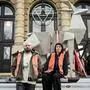Der Hirsch reiste durch Europa: Zhanna Kadyrova (R) und  Kurator Leonid Marushchak. 