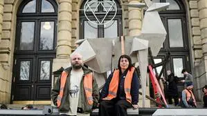 Der Hirsch reiste durch Europa: Zhanna Kadyrova (R) und  Kurator Leonid Marushchak. 