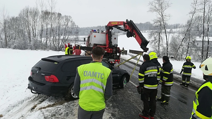 Bergung des Unfallfahrzeugs auf der B66 durch die Feuerwehren St. Kind und Ilz