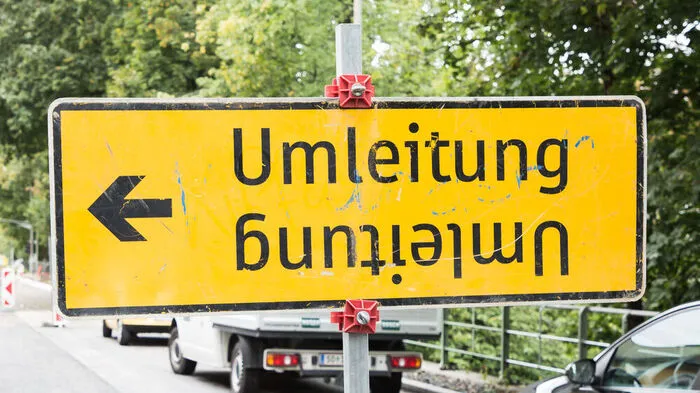 Verkehrsschild mit Umleitung