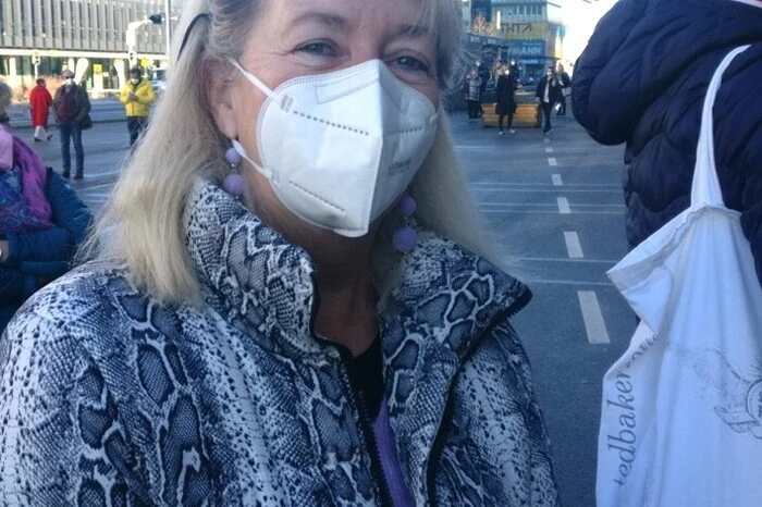 Roswitha Gragl (60) aus Graz: "Weil meine Schwiegertochter schwanger ist, bin ich jetzt schon dran und ich freue mich, dass ich die erste Spritze bekommen habe. Natürlich macht man sich ein paar Gedanken. Mein Mann und ich, wir wurden vor der Impfung gut aufgeklärt, es war wirklich nur ein kleiner Pieks wie bei einer Zeckenimpfung und danach haben wir gewartet ob Impfreaktionen auftreten. Es kamen aber keine."