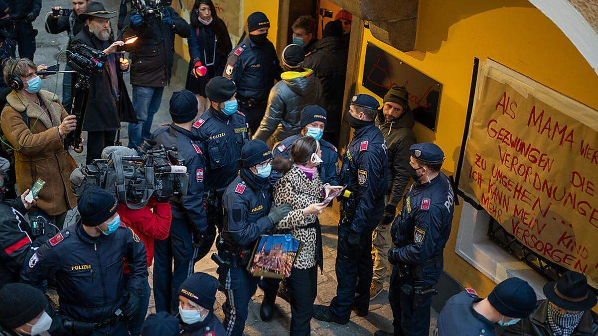 Die Cafe-Betreiberin hatte die Aktion bei einer Corona-Demo im Vorfeld und auch gegenüber Medien angekündigt