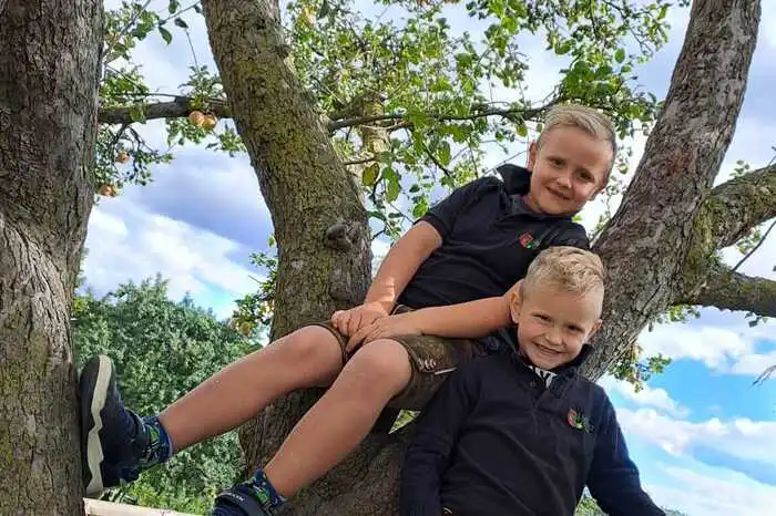 Ben und Robin helfen auch schon tatkräftig mit