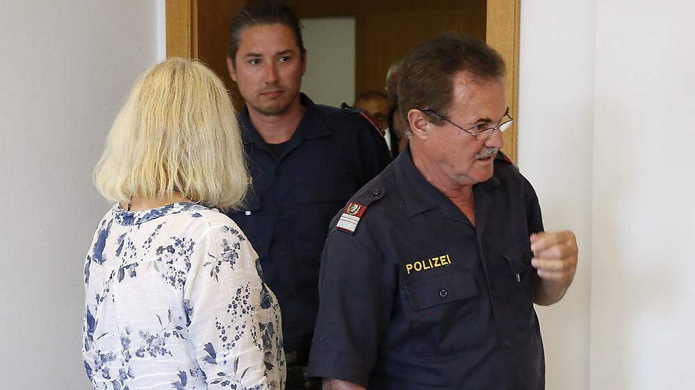Die Frau wurde von Polizisten ins Landesgericht Klagenfurt geführt