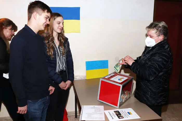 Es wurde am Eingang sehr großzügig für die Ukraine-Kriegsopfer gespendet. Es wurden u.a. gespendet:€ 500,00 HECKMECK€ 500,00 Lachen trocknen Tränen€ 500,00 Volkshilfe Feldkirchen Andreas Fugger (Obmann)Ingesamt wurden am Benefiz-Abend € 4.569,00 von den Besuchern gespendet!