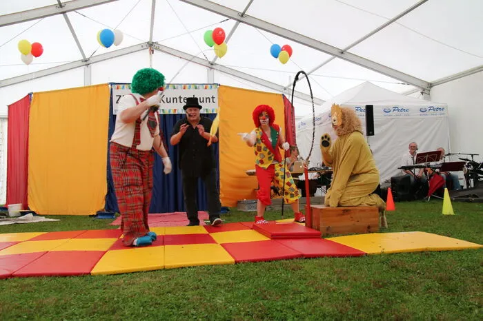 Neben Auftritten des Zirkus Kunterbunt warteten auf die kleinen Gäste der große Spielpark mit Dampfeisenbahn, Kettenfliegerkarussell, Gokarts, Hupfburgen und vieles mehr.