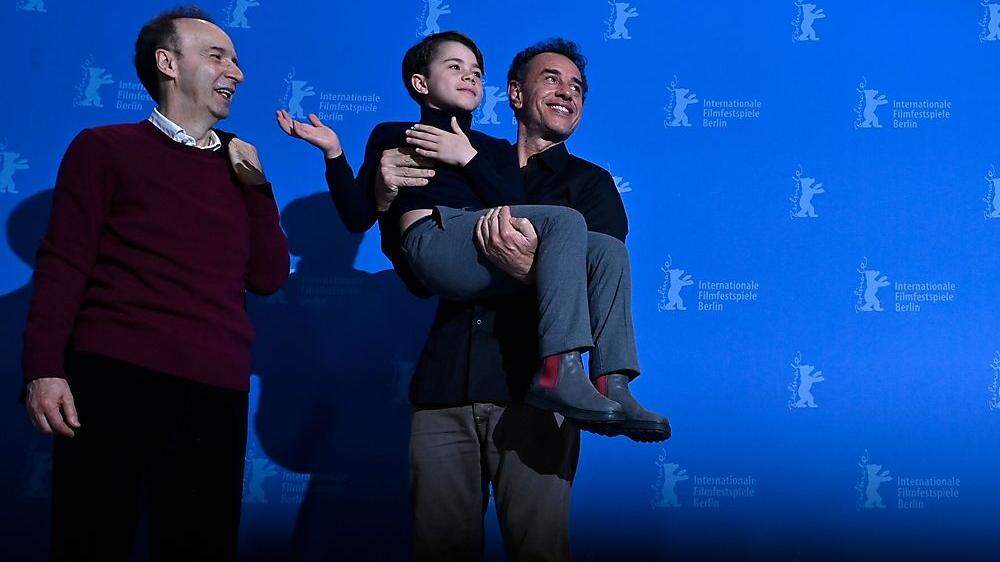 Roberto Benigni mit Regisseur Matteo Garrone, der &quot;Pinocchio&quot;  Federico Ielapi auf den Arm nimmt