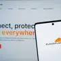 Bildschirm und Smartphone mit einer Cloudflare-Website | Cloudflare ist ein riesiger Internet-Infrastrukturanbieter
