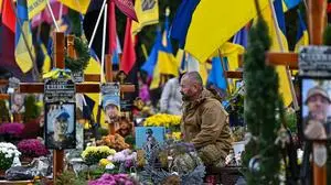 Prayer For Perished Ukrainian Military Personnel - Lviv Lviv, Ukraine - October 28, 2023 - A man in a camouflage uniform sits by the grave in the field of honorary burials at the Lychakiv Cemetery, Lviv, western Ukraine. Photo by Anastasiia Smolienko/Ukrinform/ABACAPRESS.COM Lviv Ukraine PUBLICATIONxNOTxINxFRAxESPxUKxUSAxBELxPOL Copyright: xUkrinform/ABACAx 874012_022 Ukrinform/ABACAx 874012_022