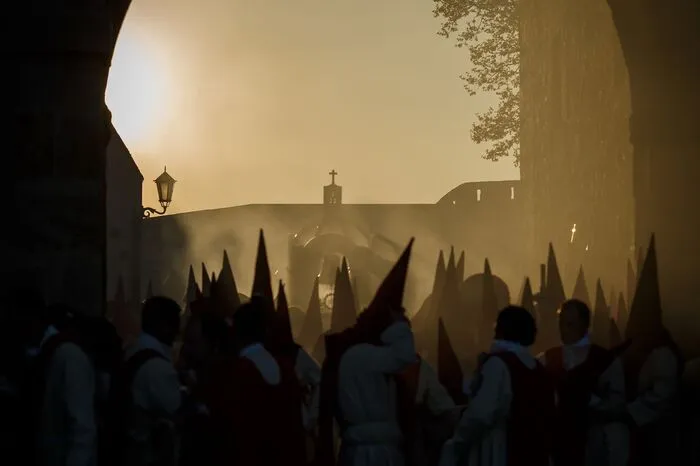 Die nächtlichen oder auch frühmorgens stattfindenden Feierlichkeiten sind gekennzeichnet von Stille und Andacht während die Festzüge tagsüber von Musik und Farbenpracht geprägt sind.